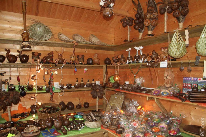 Une jolie boutique artisanale qui vous permet de ramener quelques souvenirs de la Maison du Coco Une jolie boutique artisanale qui vous permet de ramener quelques souvenirs de la Maison du Coco