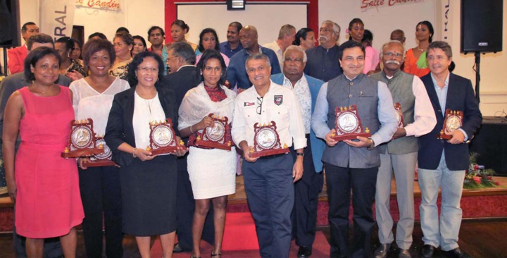 Les officiels présents à la soirée ont reçu un souvenir de la part de Tamij Sangam Les officiels présents à la soirée ont reçu un souvenir de la part de Tamij Sangam