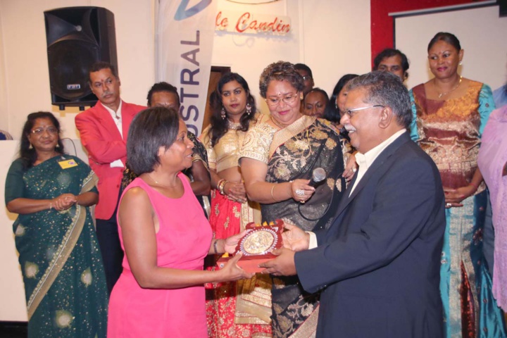 Selvam Chanemougame remet son cadeau-souvenir à Monique Orphé... Selvam Chanemougame remet son cadeau-souvenir à Monique Orphé...