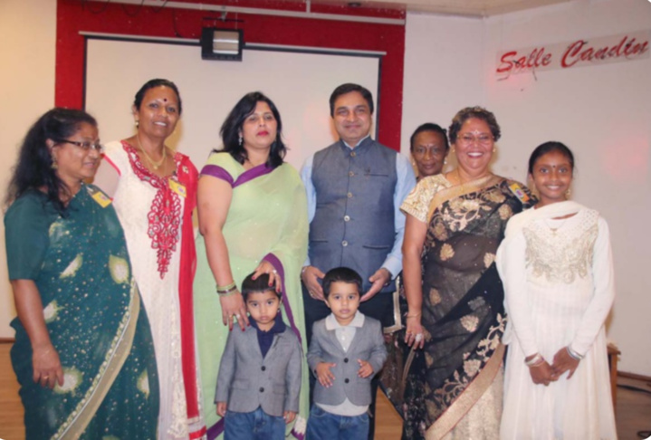 Sanjeev Kumar, son épouse et leurs jumeaux avec Tamij Sangam