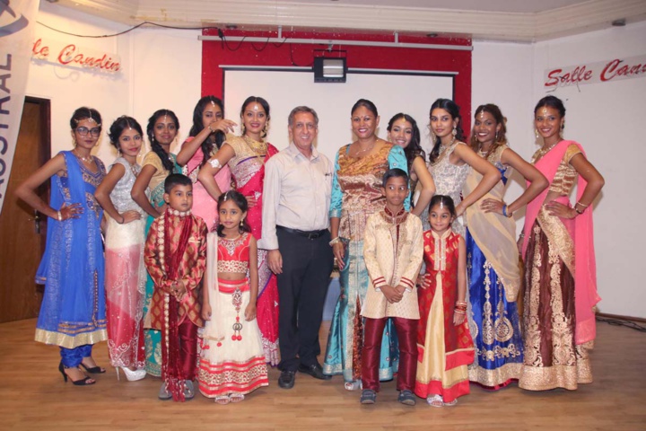 Les mannequins du défilé avec Aziz Patel Les mannequins du défilé avec Aziz Patel