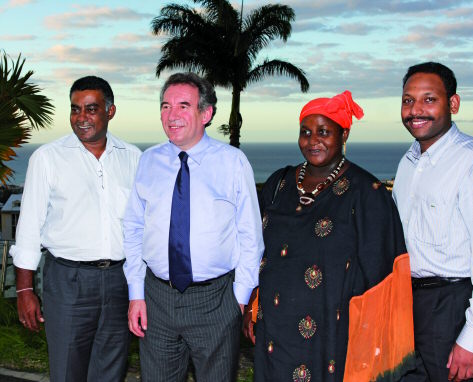 Gino Ponin-Ballom (tête de liste Modem aux Européennes),  François Bayrou (président du Modem),  Sofia Hafidou (2ème sur la liste),  Thierry Robert (maire de St Leu, 3ème sur la liste)