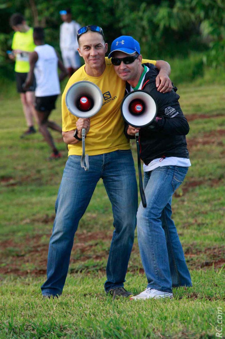 Les deux « comiques » Ti-Dash et Johnny ont commenté les arrivées à Tamassa Les deux « comiques » Ti-Dash et Johnny ont commenté les arrivées à Tamassa