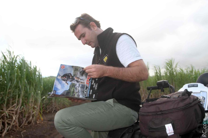 Nicolas en pleine lecture, dans un sentier de champs de canne, du côté de Bel-Ombre à l'île Maurice Nicolas en pleine lecture, dans un sentier de champs de canne, du côté de Bel-Ombre à l'île Maurice