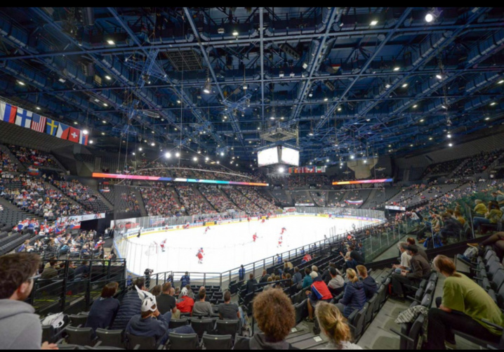 Ils ont assisté à un match de hockey sur glace du championnat du monde Ils ont assisté à un match de hockey sur glace du championnat du monde
