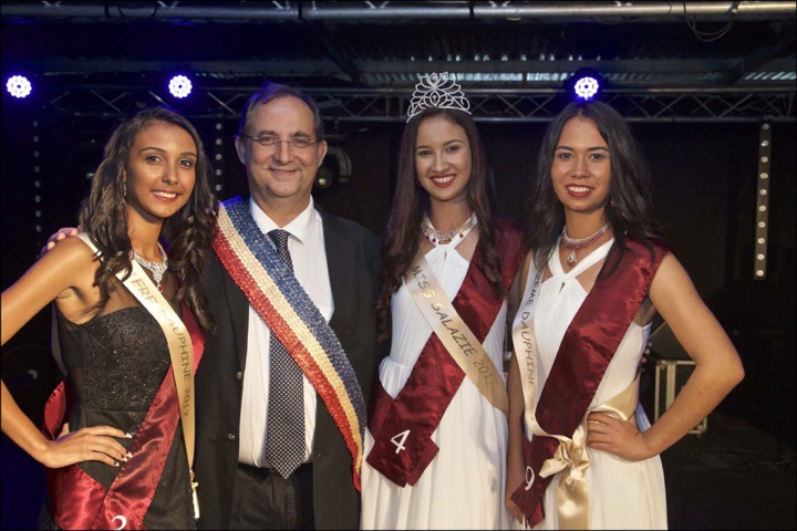 Les lauréates avec leur maire Stéphane Fouassin Les lauréates avec leur maire Stéphane Fouassin