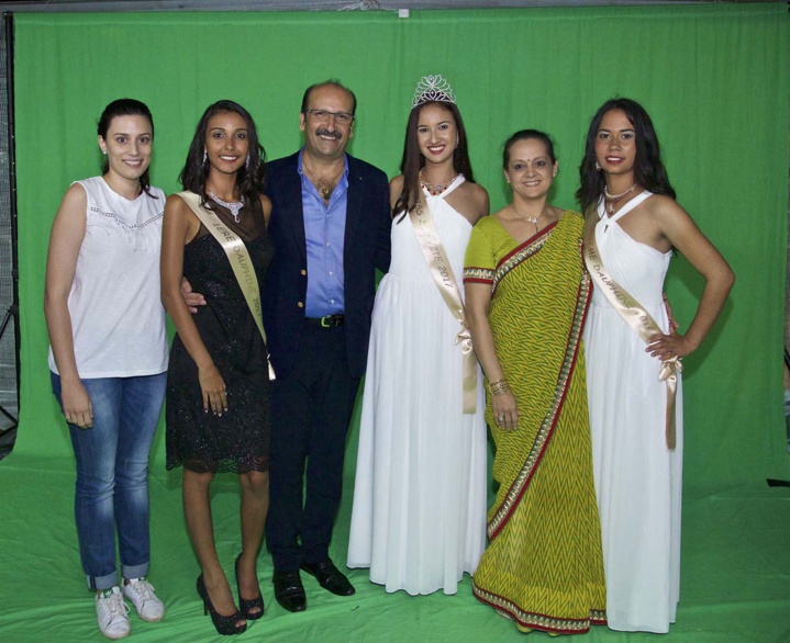 Les trois lauréates avec la famille Kalidas Les trois lauréates avec la famille Kalidas