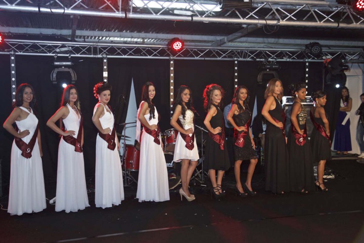 Les candidates en robes de soirée Les candidates en robes de soirée