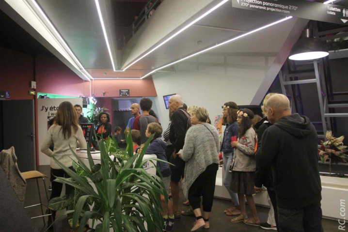 On n'avait pas besoin de faire la queue , l'entrée était libre et gratuite On n'avait pas besoin de faire la queue , l'entrée était libre et gratuite