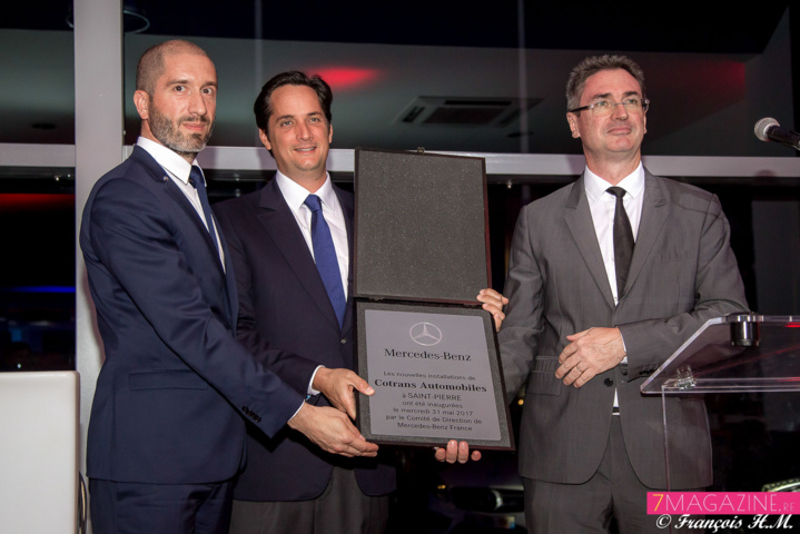 Hubert Mardon, Rodolphe Hayot et Bertrand Sireyjol avec la plaque commémorative Hubert Mardon, Rodolphe Hayot et Bertrand Sireyjol avec la plaque commémorative