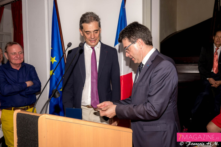 Maurice Barate, secrétaire général de la Préfecture, a remis un présent à l'ex-Préfet Maurice Barate, secrétaire général de la Préfecture, a remis un présent à l'ex-Préfet