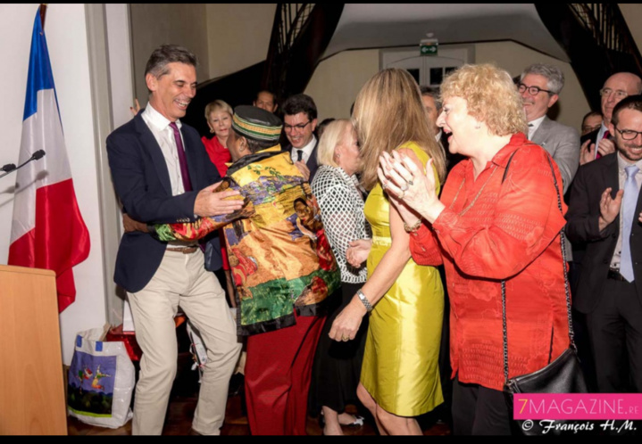 Le Préfet a même entamé quelques pas de maloya avec Françoise Guimbert Le Préfet a même entamé quelques pas de maloya avec Françoise Guimbert