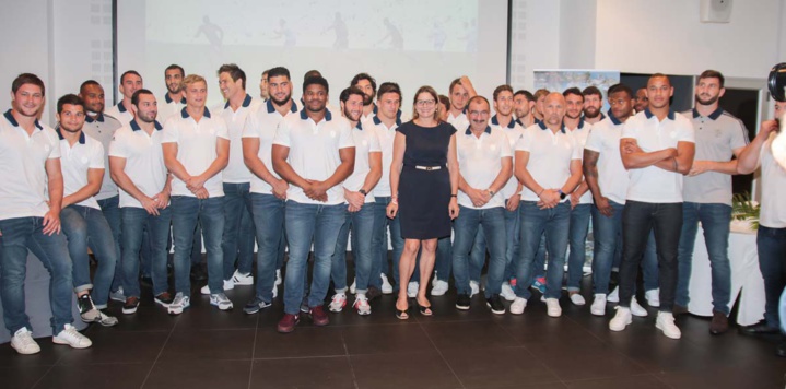 L'équipe de France avec Yolaine Coste, vice-présidente de la Région L'équipe de France avec Yolaine Coste, vice-présidente de la Région