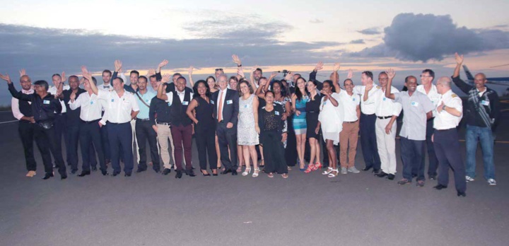 Toute l'équipe d'Hélilagon réunie pour cet anniversaire Toute l'équipe d'Hélilagon réunie pour cet anniversaire