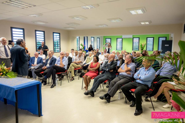 Thierry Jardinot au micro pour une imitation très réussie de Monseigneur Aubry... Thierry Jardinot au micro pour une imitation très réussie de Monseigneur Aubry...
