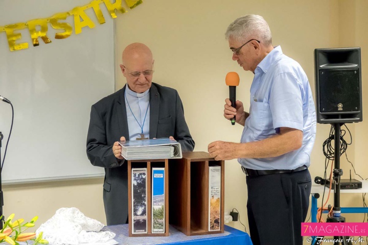 Remise de cadeaux à l'évêque