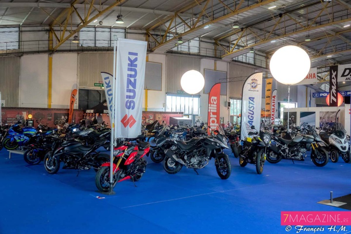Un Motor Expo avec plein de motos en exposition...