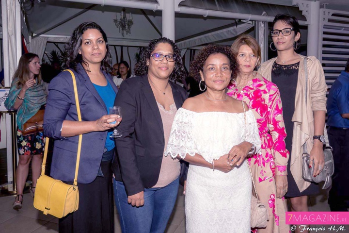 Une partie de l’équipe Engen Réunion (service cartes et service financier) Une partie de l’équipe Engen Réunion (service cartes et service financier)