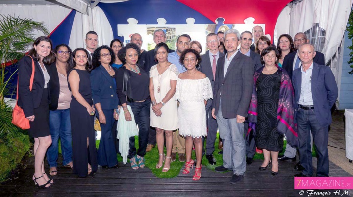 L’équipe Engen Réunion et les directeurs d’Engen Petroleum Ltd L’équipe Engen Réunion et les directeurs d’Engen Petroleum Ltd