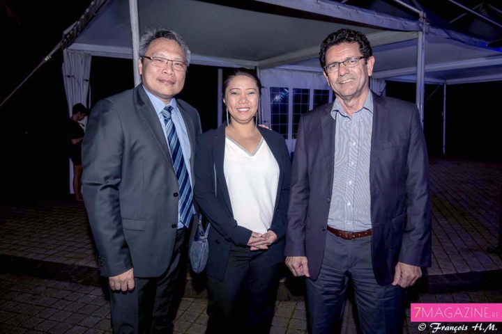 François Ho Poon Sung de la BFC-OI et son épouse, et Gilbert Martin de ACG Management François Ho Poon Sung de la BFC-OI et son épouse, et Gilbert Martin de ACG Management