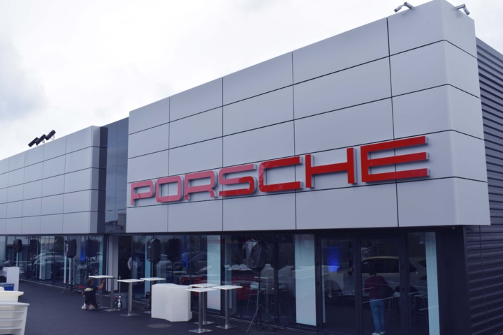 Le Centre Porsche est situé à côté de la concession Peugeot du Chaudron