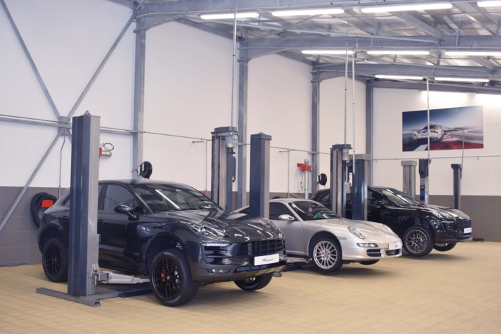 L'atelier entretien et répérations se trouve derrière le showroom L'atelier entretien et répérations se trouve derrière le showroom