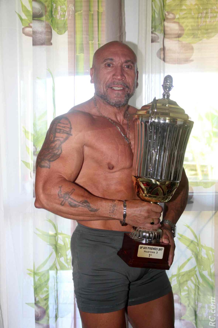 Dans les mains, le Trophée du Grand Prix des Pyrénées 2017