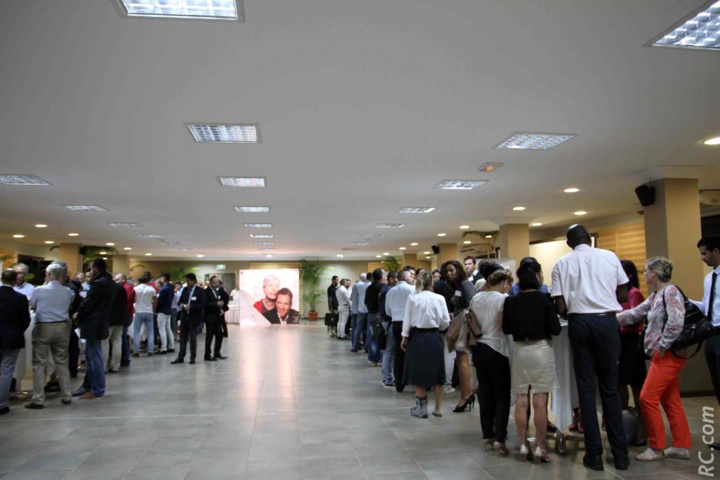 Les participants se regroupent autour des tables pour échanger Les participants se regroupent autour des tables pour échanger