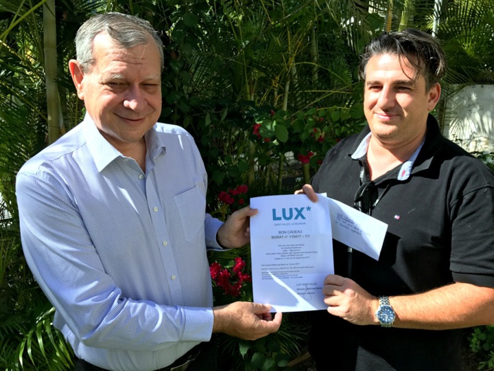 Pierrot Dupuy, directeur de publication Zinfos974 et 7magazine.re avec le gagnant Jean-Cyril Brault Pierrot Dupuy, directeur de publication Zinfos974 et 7magazine.re avec le gagnant Jean-Cyril Brault