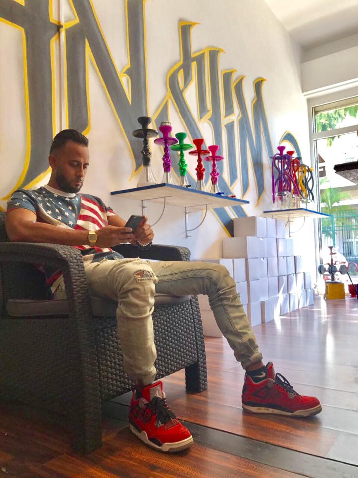 Dans sa boutique John Slim 974 Dans sa boutique John Slim 974