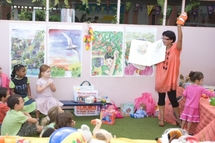 Les enfants de l’école maternelle des Eglantines, attentifs à l’histoire qui leur est contée par Dominique Dambreville