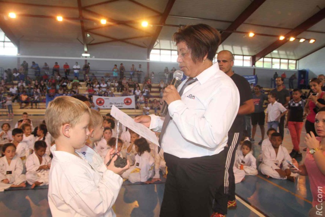 Lors d'une remise de récompenses, au gymnase du 14ème km Lors d'une remise de récompenses, au gymnase du 14ème km