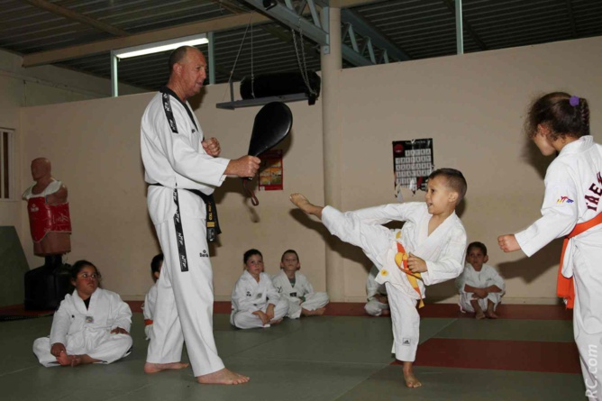 Samuel s'en donne à cœur joie quand il s'agit de travailler les coups de pied Samuel s'en donne à cœur joie quand il s'agit de travailler les coups de pied