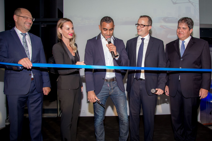 Dimitri Payet a coupé symboliquement le ruban, entouré des responsables allemands du Groupe BMW et du Groupe Leal Dimitri Payet a coupé symboliquement le ruban, entouré des responsables allemands du Groupe BMW et du Groupe Leal