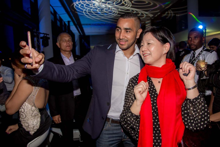 Même Guo Wei, la consule générale de Chine voulait son selfie avec Dimitri!