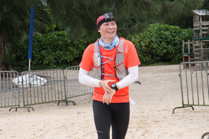 L’illustre dernier des 42 km:Stéphane Wong, qui a couru pendant 8h, 15 minutes et 40 secondes