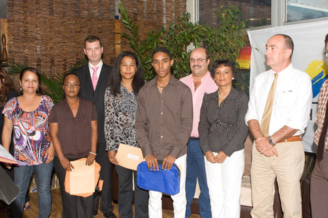Les diplômés sont accompagnés de Thomas Campeaux, sous-préfet de Saint-Paul,  Philippe Doki-Thonon, président de l’Union des Métiers des Industries de l’Hôtellerie, Denise Delorme, vice-présidente du Conseil Régional, déléguée à la format