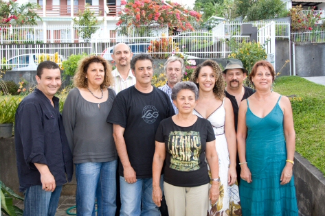 Justine Edmond, présidente d’ACH au premier plan, et Phil Barney au centre, sont entourés des chanteurs des Vwadheva