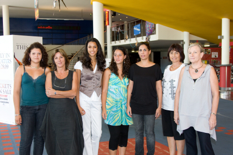 Fabienne Redt, présidente du Festival du Film de La RéunionJEUDI 8 OCTOBRE À 10 HEURESAU CINÉ CAMBAIEDes représentantes de la Délégation Régionale aux Droits de la Femme, de laMaison des Civilisations et de l'Unité Réunionnaise, des l’associat