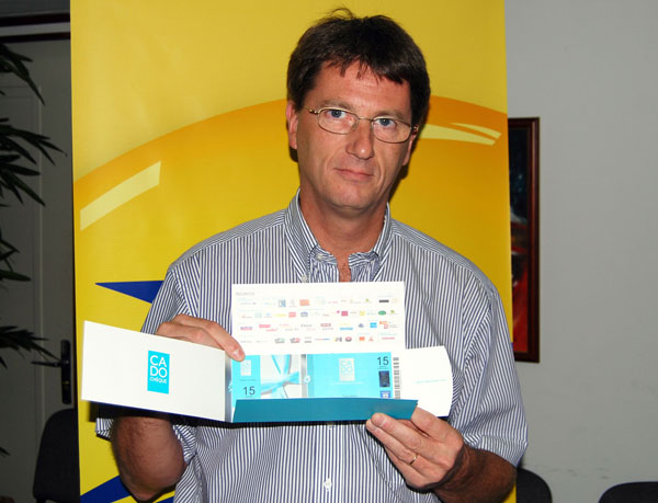 Thierry Crop, directeur de La Poste de La Réunion, tient dans ses mains, le fameux CA DO Chèque.