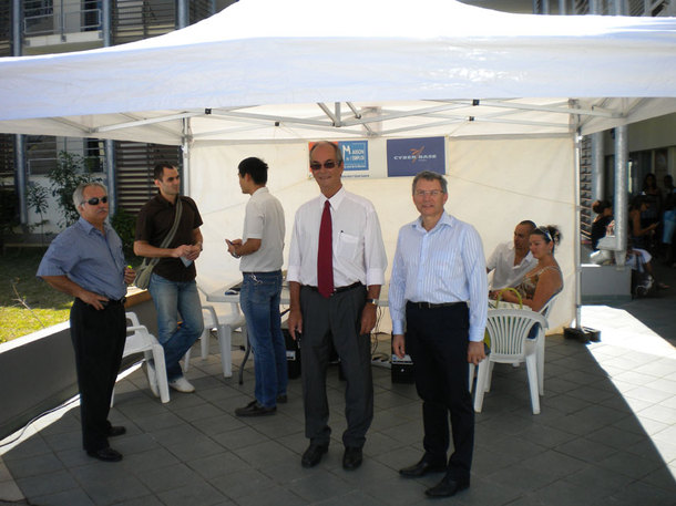 Jean-Louis Lagourgue, maire de Sainte-Marie, et Mr Lebeau, directeur de la MDEN Le forum de Sainte-Marie des métiers liés au développement durable