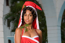 Salomé incarne la Mère Noël version tropicale