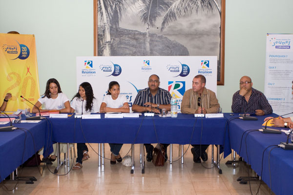 Chloé Picard, 2ème vice présidente du Conseil Général des jeunes, Leslie Frémy, 1ère vice présidente, Marion Boisvilliers, présidente, Bruno , élu délégué de la commission éducation culture sports et loisirs, et Dominique Barret, parrain des