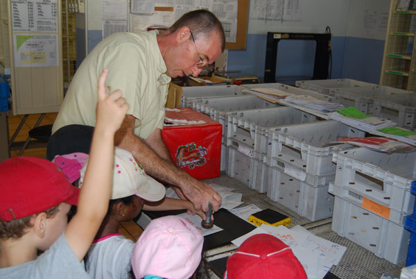 Des enfants de l’école centrale ont récemment déposé leurs lettres au Père Noël et ont eux-mêmes tamponné leur courrier.