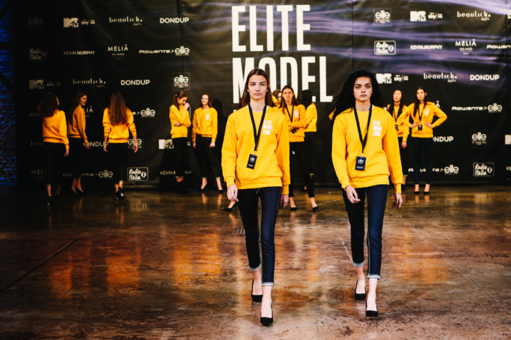 Kiana à droite s'entraine à défiler Kiana à droite s'entraine à défiler