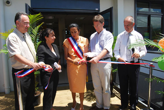 Michel Sagarzazu, directeur exécutif de La Poste d’Outre Mer, Claude Perez, secrétaire générale à la Sous-Préfecture de Saint-Paul, Huguette Bello, députée-maire de Saint-Paul, Thierry Crop, directeur de La Poste de La Réunion et Jean-Louis Jal