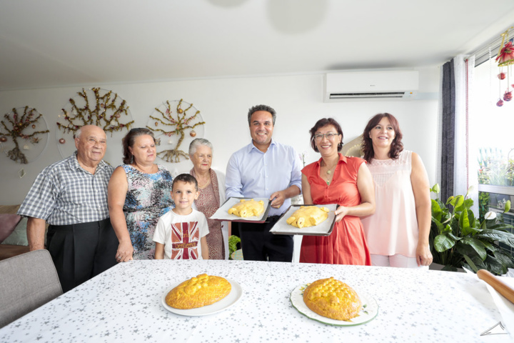 Le Président de la Région partage un moment de tradition dans une famille réunionnaise Le Président de la Région partage un moment de tradition dans une famille réunionnaise