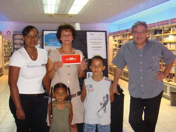 Brigitte Paulet et ses deux enfants, sont entourés de Betty, responsable du magasin Beauty.com Parfumerie du Port, et de Denis Simon, représentant de la MTPA à La Réunion