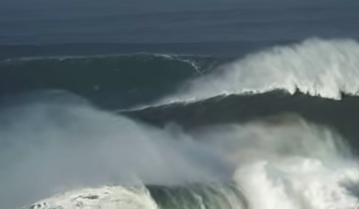 [VIDEO] Houle géante au Portugal : les surfeurs de l'extrême y sont allés