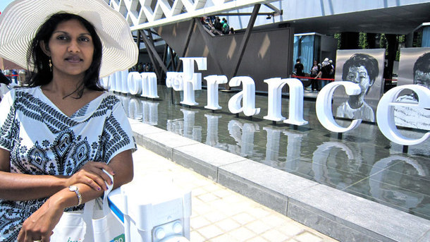 Annissah Mogalia, devant le Pavillon France de l’Exposition